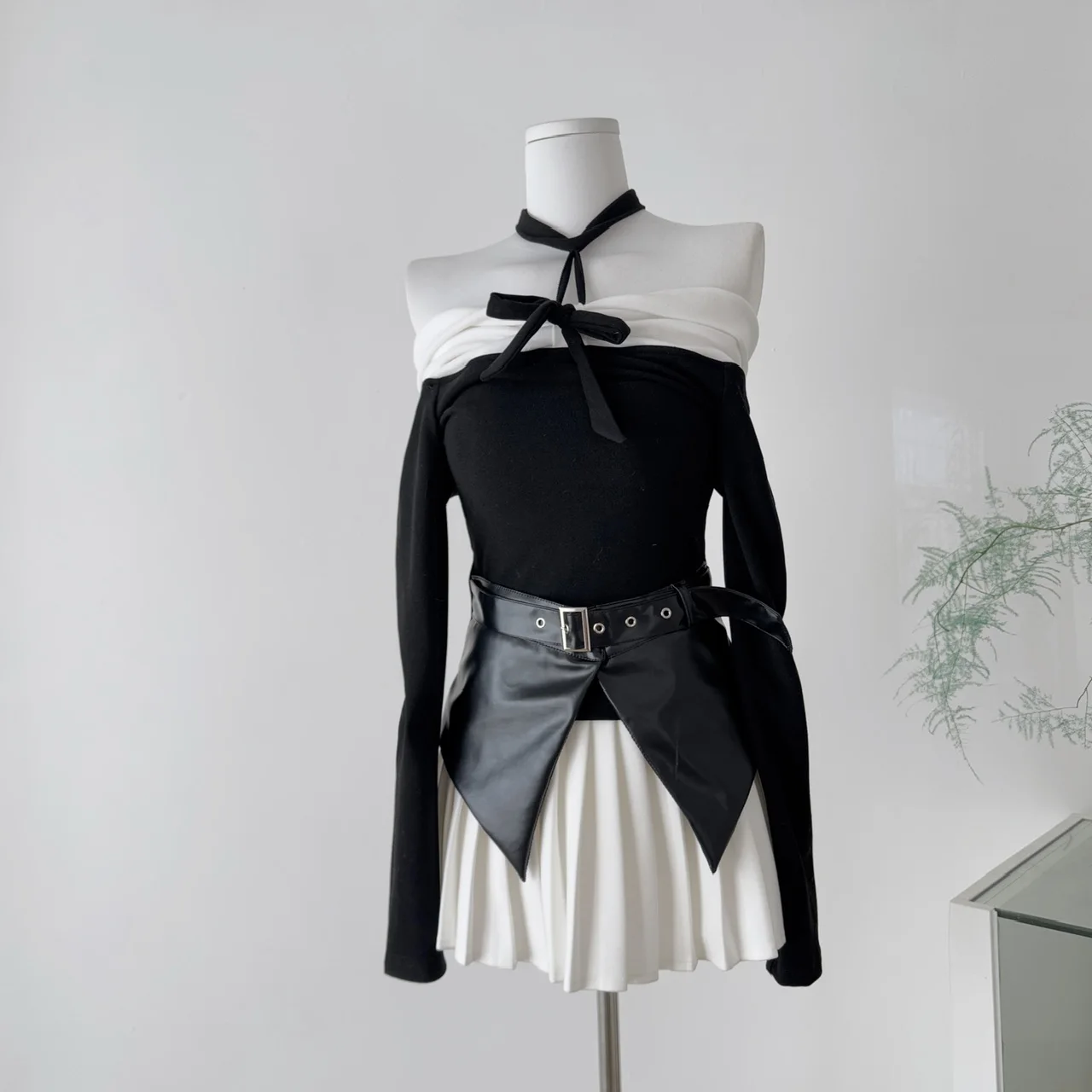 

Women's Sexy Spring Autumn Two Pieces Skirt Set Lady Halter Neck Long Sleeve Off Shoulder Slim T Shirt + Pleated Short Skirt