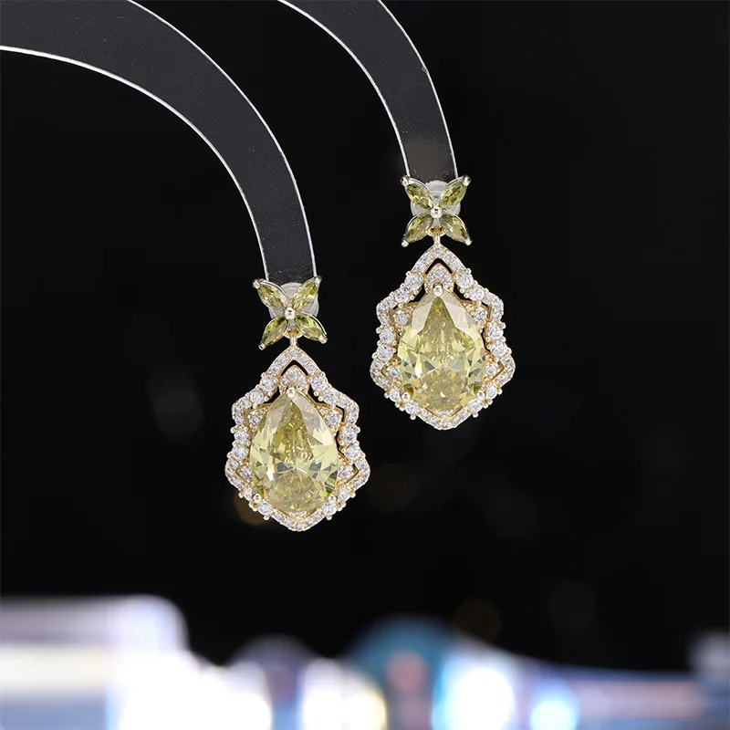 

Lucky Clover Teardrop Zircon earrings s925 Silver Needle Super shiny and stylish niche earrings