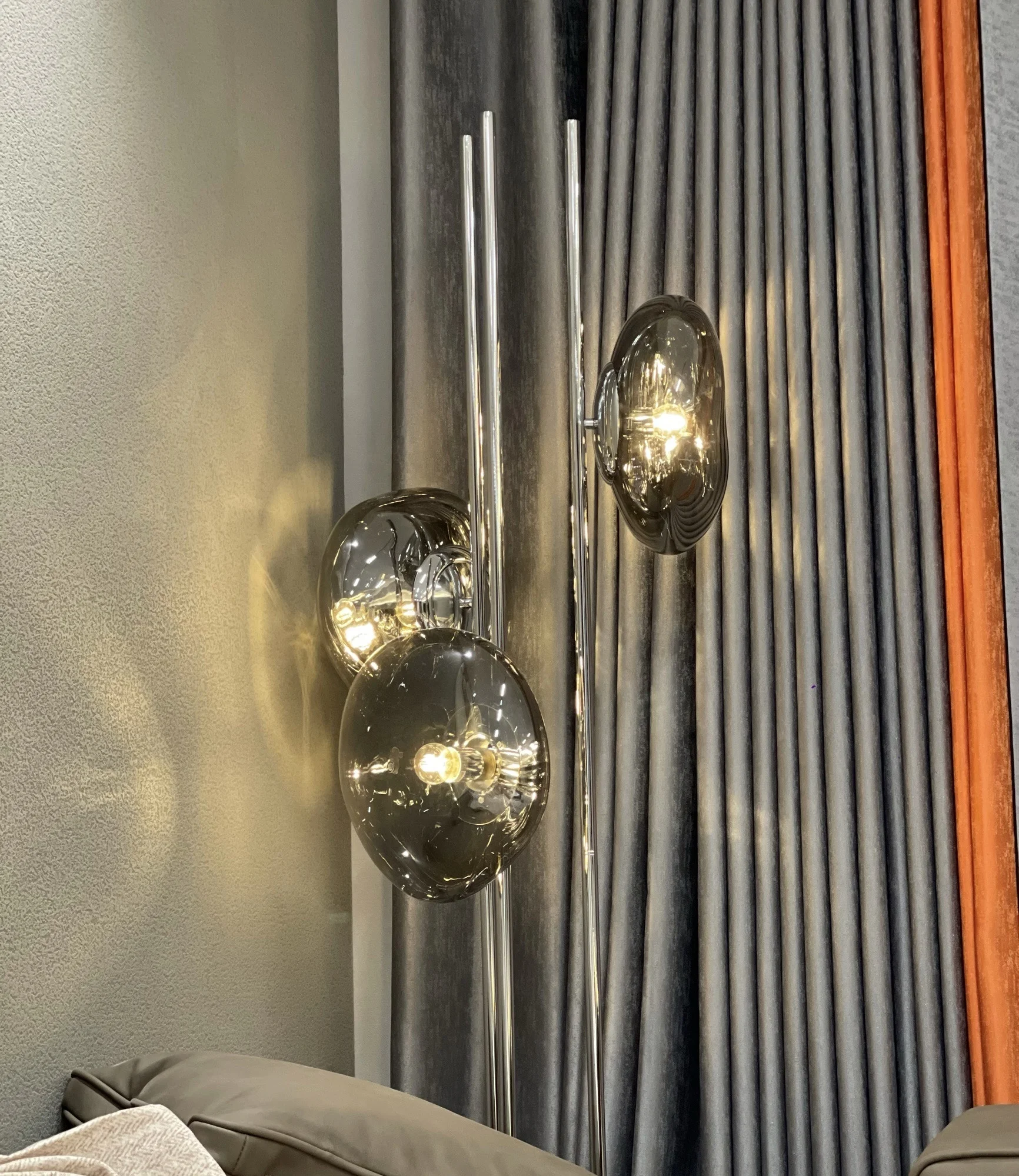 Candeeiro de pé moderno e luxuoso com bola de vidro para sala de estar