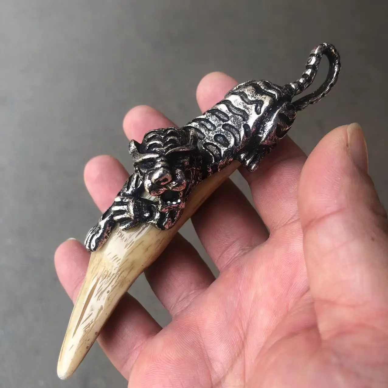 Antique collection wholesale inlaid silver tiger head vintage boar tooth pendant ornaments handle pendant