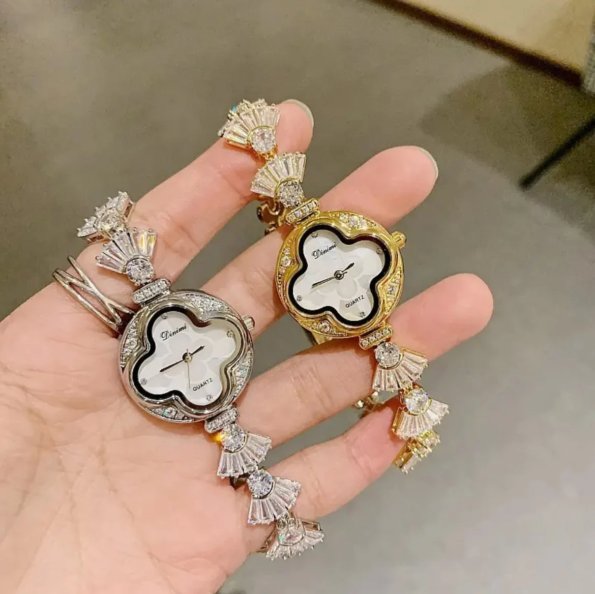 2025 تشود! ساعة ماسية فاخرة للنساء، هيكل معدني على شكل قلب، سوار مروحة، موضة شي ينغ الجديدة، هدية للنساء