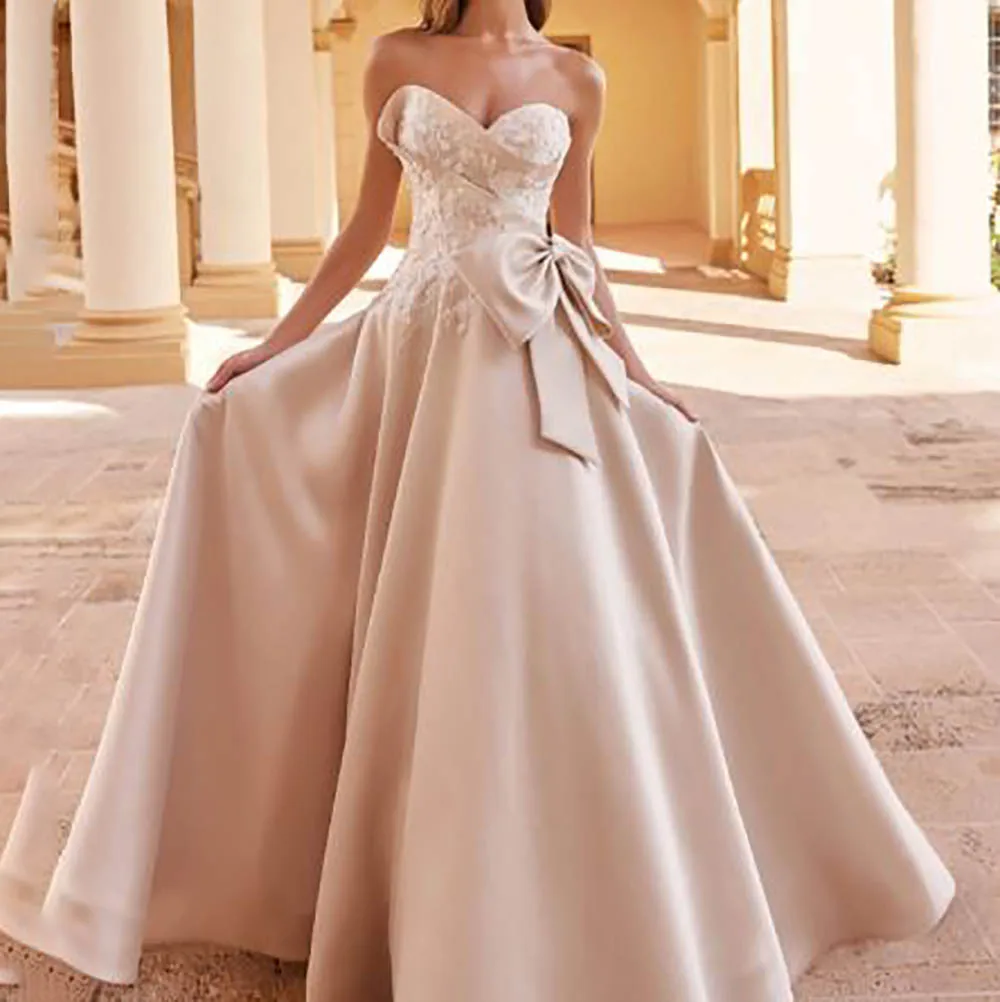 

A-Line Elegant Satin Wedding Dress Strapless Sweetheart Sleeveless Bow Lace Appliques Pleat Full Length Court Train