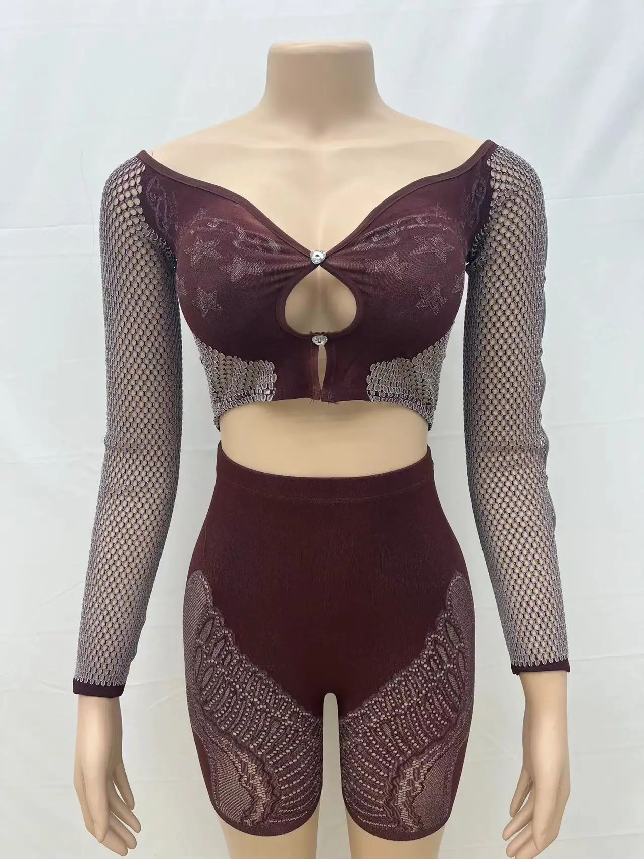 طقم بنطلون رياضي مثير بتصميم مفرغ وطبقة مزدوجة مع أكمام طويلة وخصر مرتفع مزين بالألماس