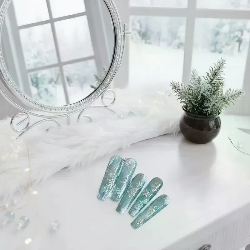 Maniküre-Abziehbilder mit Gold-/Silber-Schneeflocken für DIY-Nagelkunst, lebendige Cartoon-Weihnachtsnagelaufkleber mit Glitzer