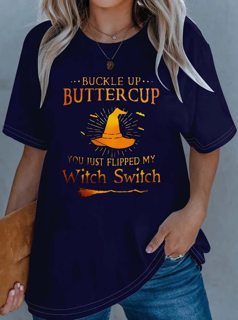 Elegante outfit in grote maten met heksenschakelaarslogan en heksenelementen