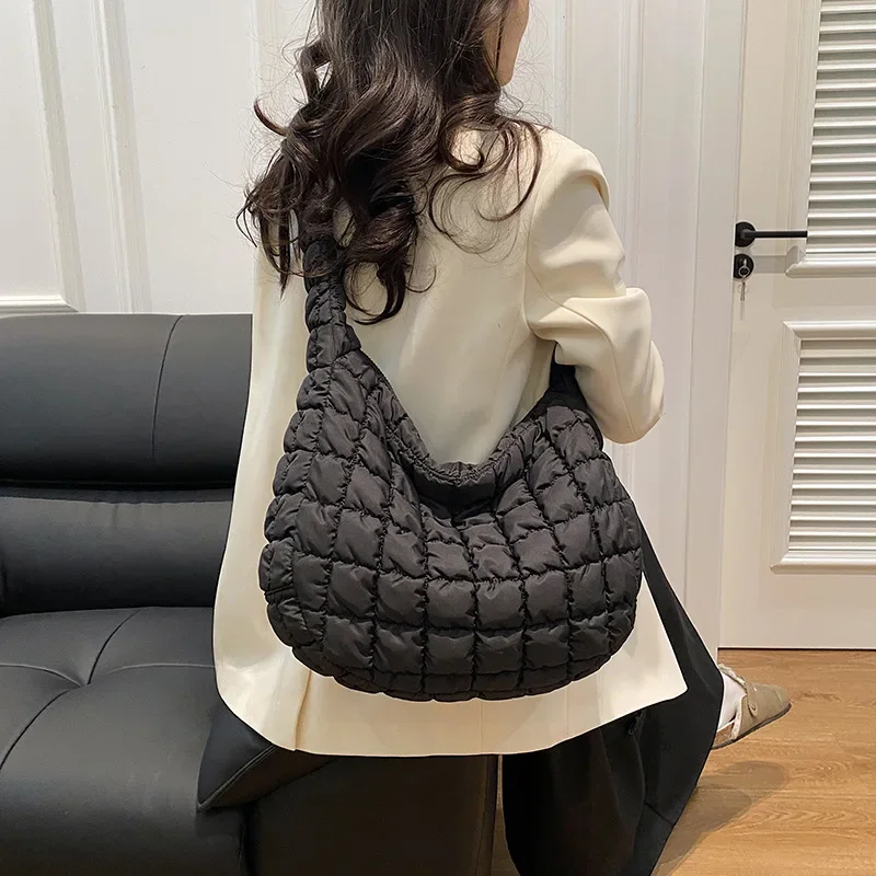 Niche New Women's Japan and Korea Large-capacity Pleated Shoulder Bag Cloud Puff Messenger Bag Daily Commuter Tote Bag