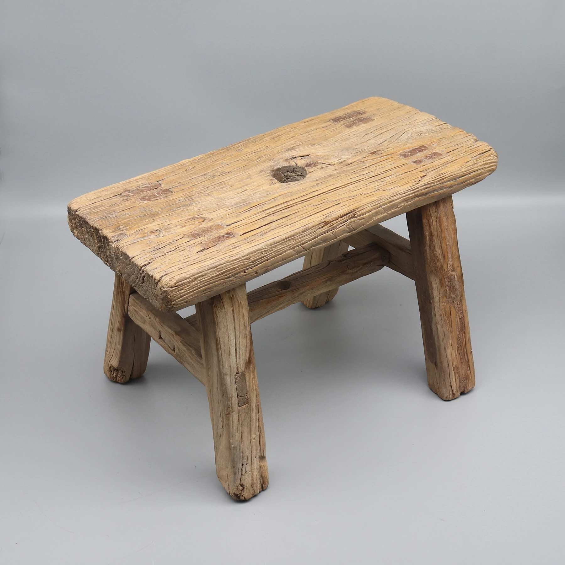 

Старый деревянный табурет, прочная основа для растений