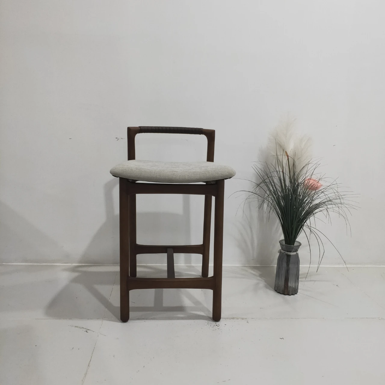 Modern simple solid wood bar stool with high-back cashier chair for hotels and restaurants