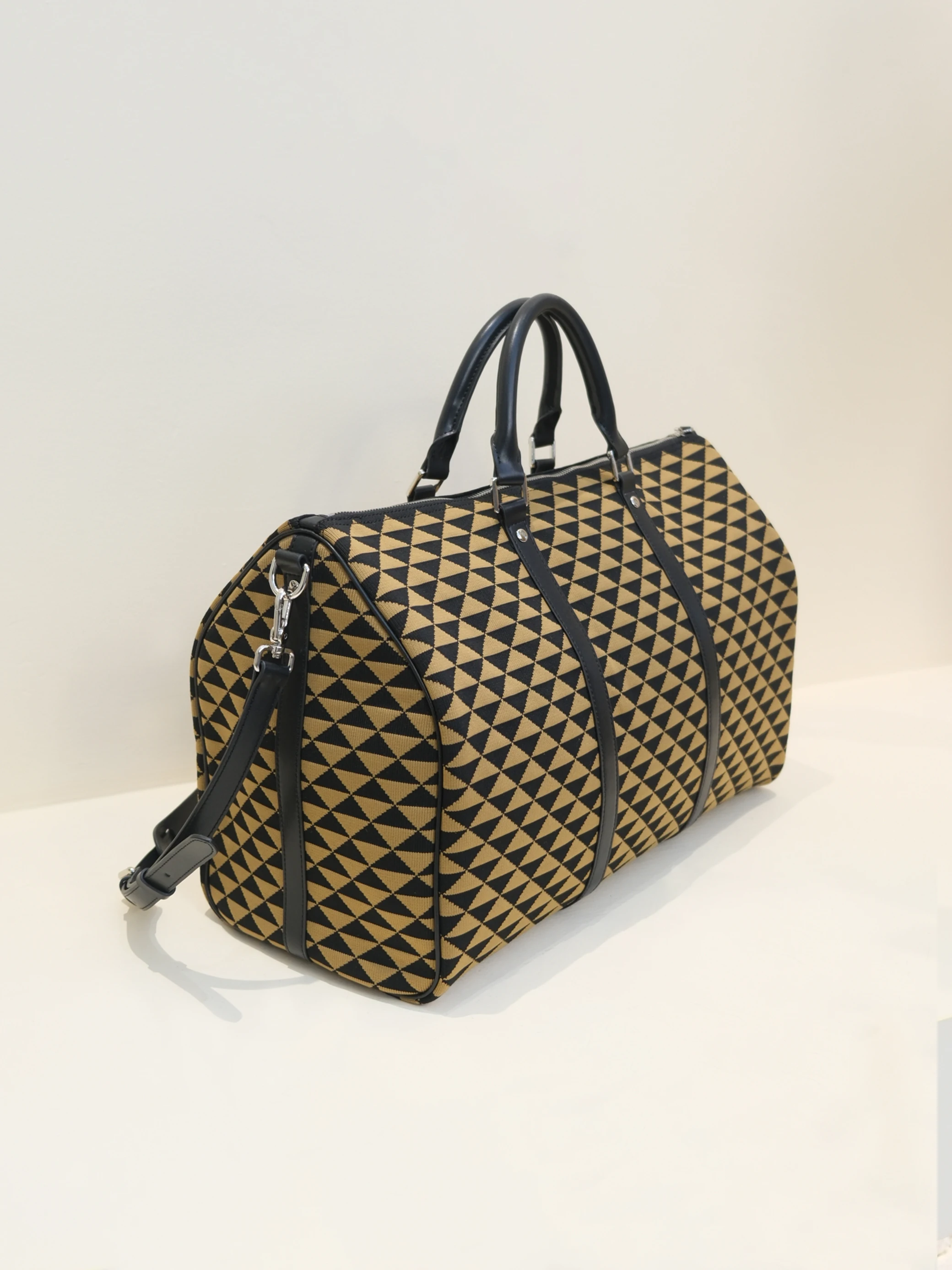 2024 creative new product woven triangle travel bag