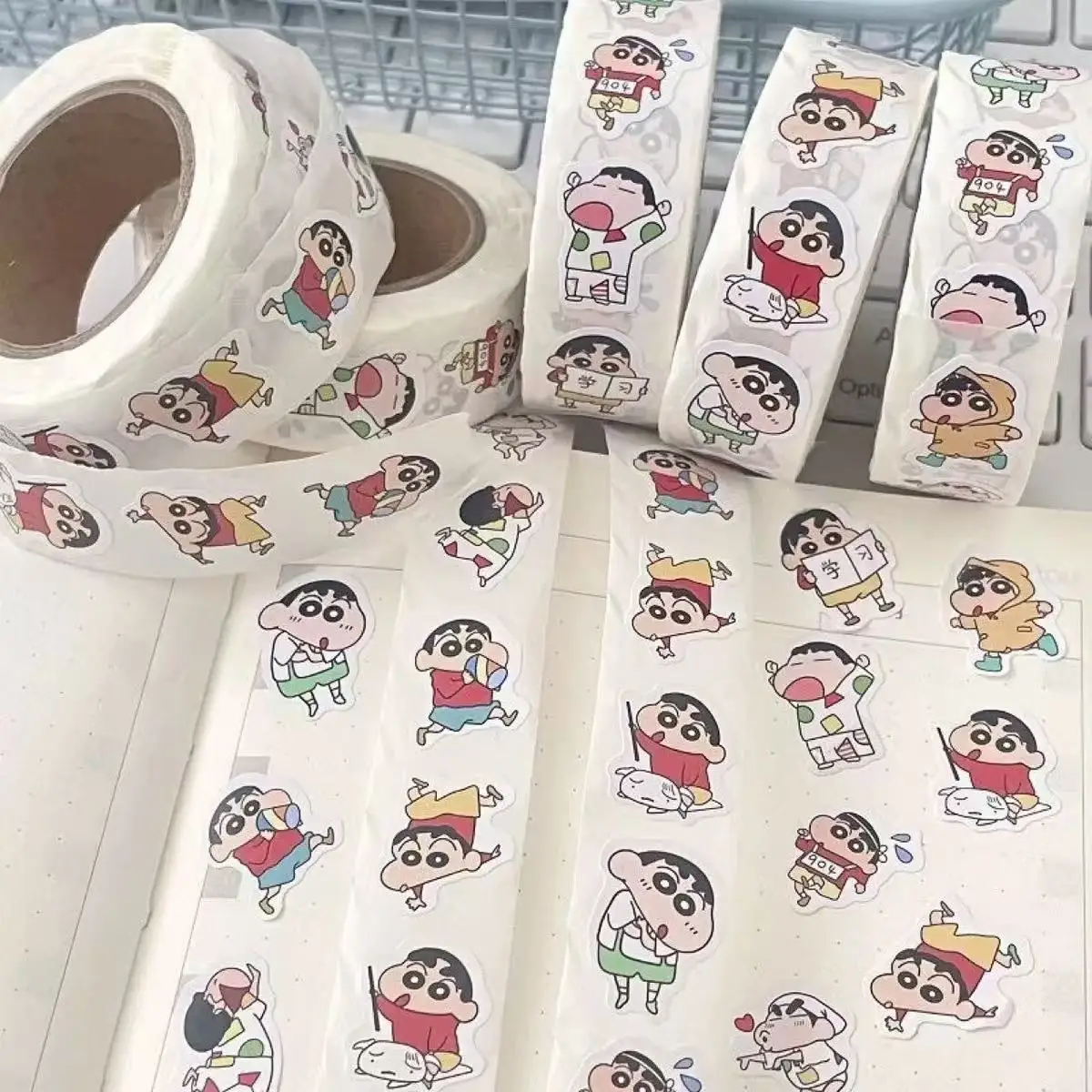 500 Stück/Rolle Crayon Shin-chan Graffiti-Aufkleber Dekorations-Sticker für Notizbücher, Wasserflaschen, Gepäck, Handyhüllen, DIY-Siegelaufkleber