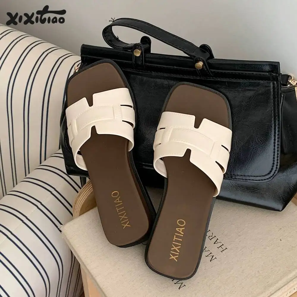 2026 Modische Ins Color-Block Damen-Sandalen, rutschfeste Sommer-Slipper mit eckiger Zehenpartie und Keilabsatz, vielseitig für den Alltag im Freien