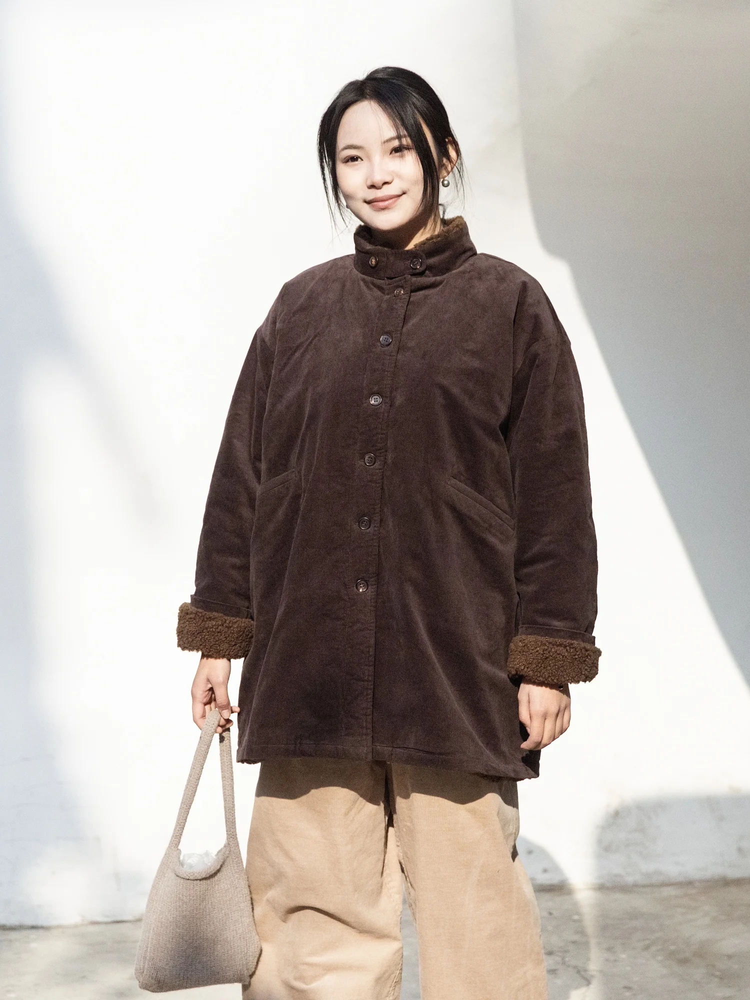 

Теплое вельветовое женское пальто средней длины свободного кроя для повседневной носки, зимнее, комфортное, хлопковое, в стиле ретро, с длинными рукавами и воротником-стойкой