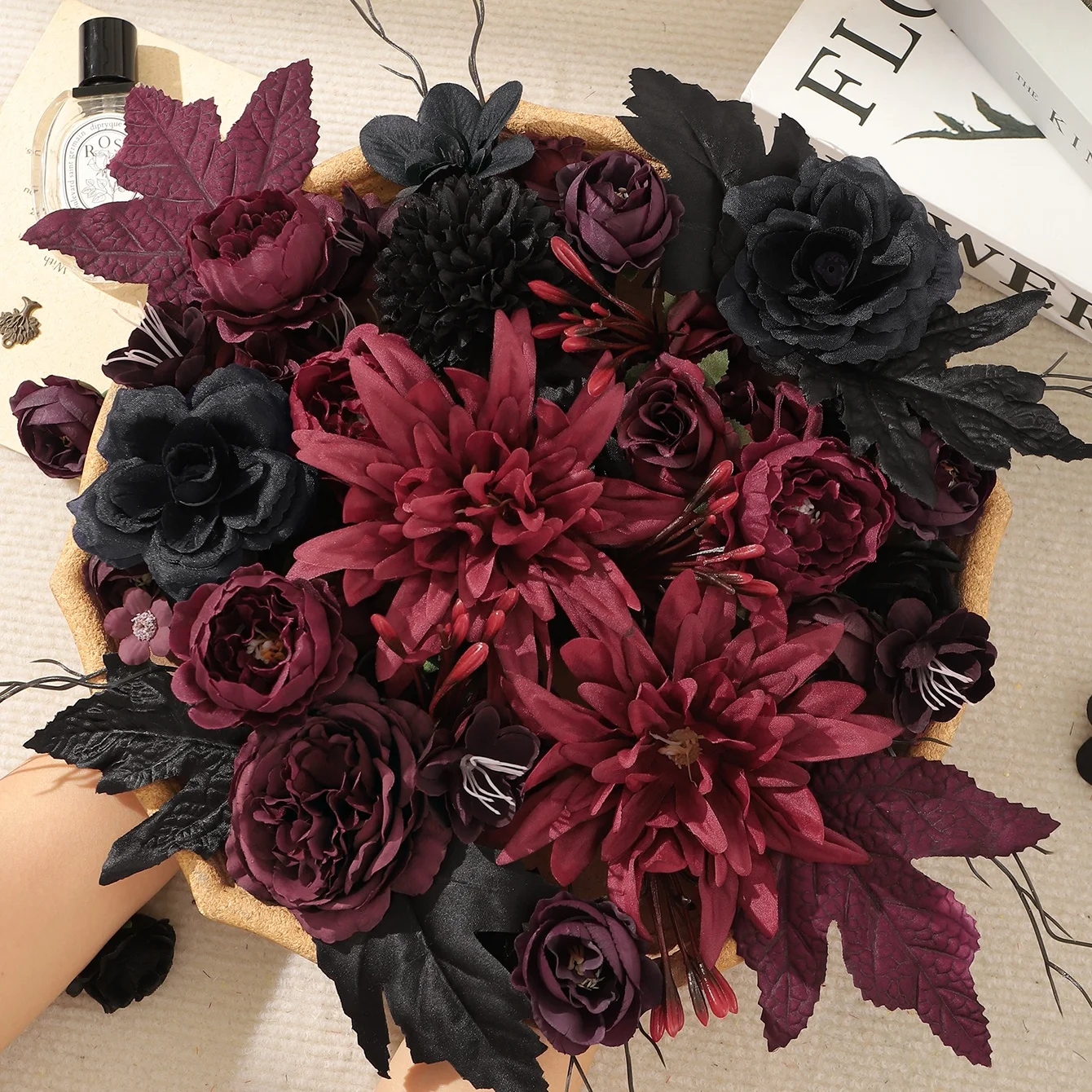 20/25/50 Stück Burgunderrote und Schwarze Künstliche Blumenköpfe aus Seide für Halloween-Dekoration, Dunkle DIY-Kränze, Girlanden und Bastelzubehör – Detail 10