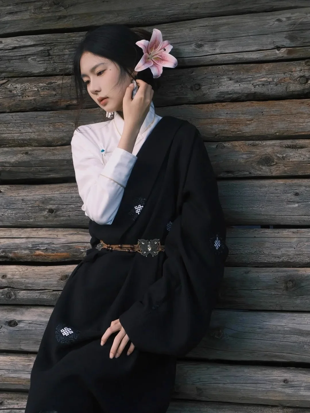 

Новый традиционный тибетский костюм, женский этнический костюм для путешествий, фотография, фото oot, длинный халат, комплект тибетской одежды