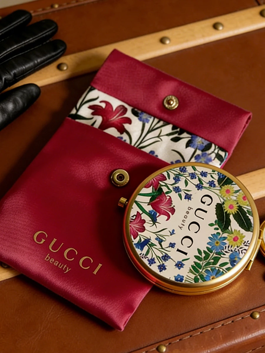 Gucci Tasche mit klassischem Blumenmuster, tragbarer kompakter Handspiegel zum Nachrüsten des Make-ups, einfach in der Tasche zu verstauen, luxuriöse Mode.