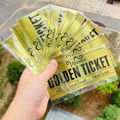 Wonka Charlie 초콜릿 골든 티켓 애니메이션 골드 바우처 브로치 핀 배지 금속 핀 북마크 컬렉션 어린이 생일 선물 Wonka Charlie 초콜릿 골든 티켓 애니메이션 골드 바우처 브로치 핀 배지 금속 핀 북마크 컬렉션 어린이 생일 선물