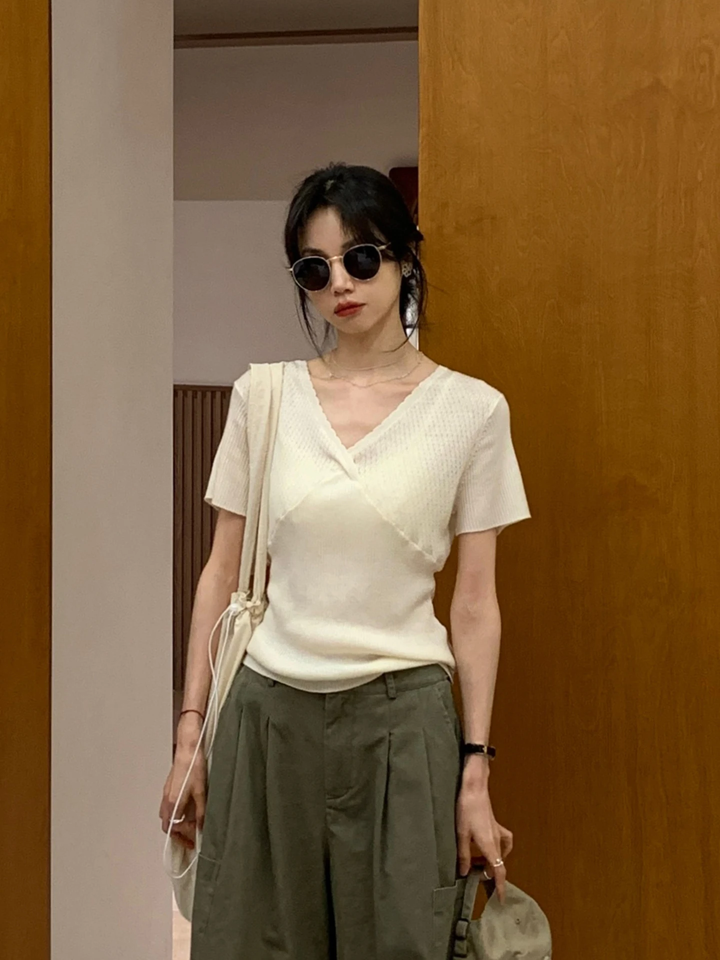 

Женский вязаный свитер BRIVIN в корейском стиле с V-образным вырезом, ажурный, с коротким рукавом, из смесовой шерсти, приталенный, повседневный, модный топ