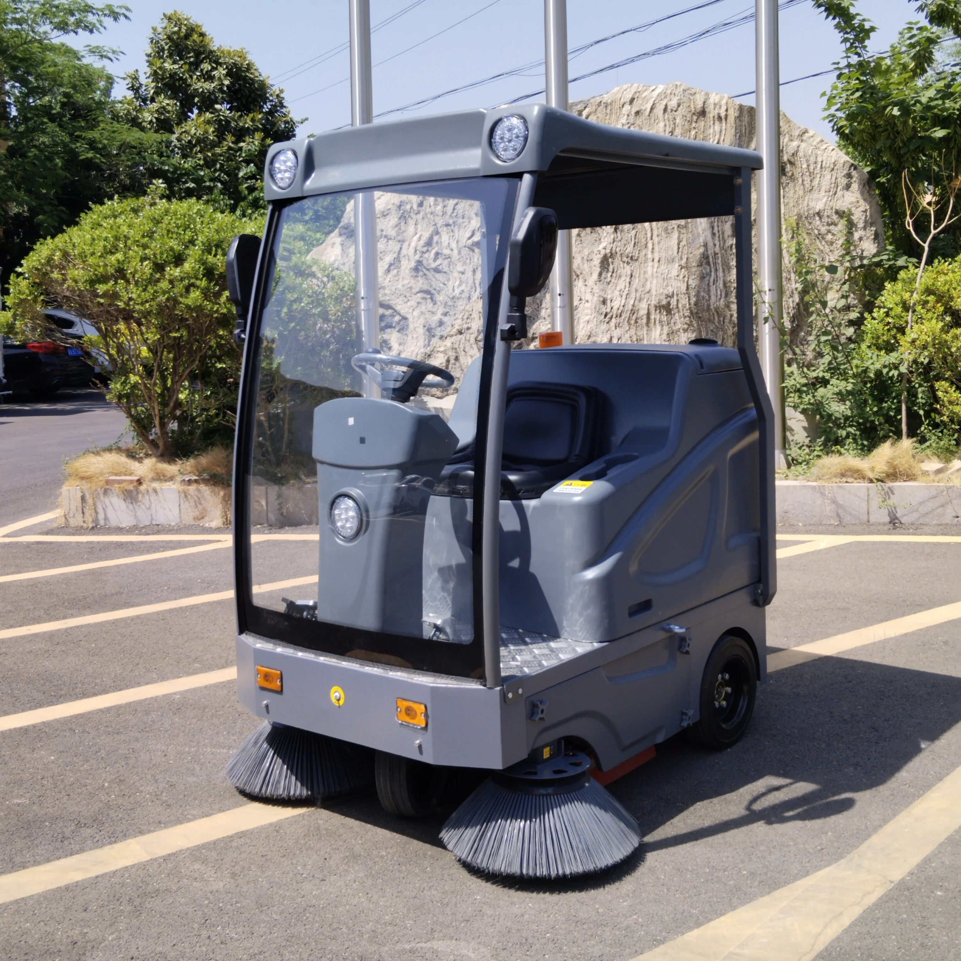 Driving Road Electric Sweeper Truck Industrial Cleaner Collecting Dust Rechargeable Electric Sweeper