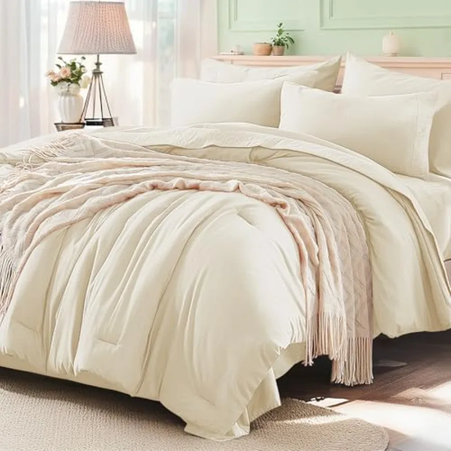 

Комплект постельного белья из 7 предметов: одеяло, 2 наволочки для подушек, 2 наволочки для декоративных подушек, 1 плоское одеяло-покрывало. Всесезонный комплект.