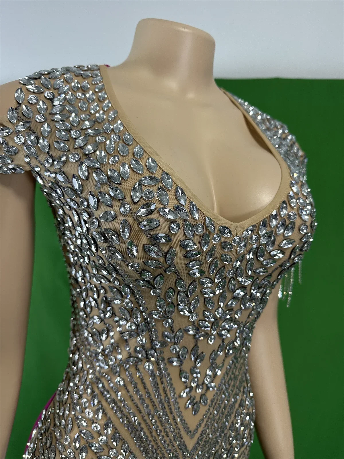 Błyszcząca pełna Rhinestone różowa czerwona damska błyszcząca aksamitna sukienka łańcuszek do wiercenia urodziny królowej występ na scenie kostium królowej