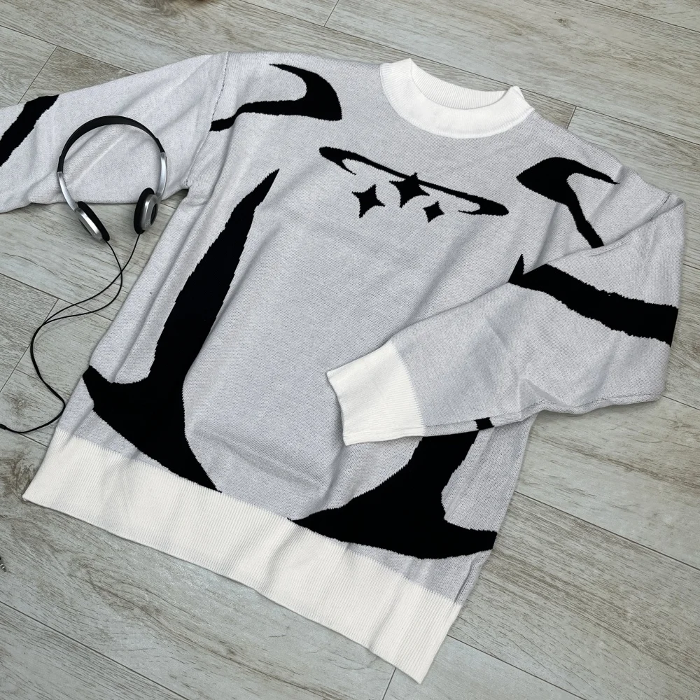 ผู้หญิงฮิปฮอปถักสีขาวเสื้อกันหนาวศิลปะนามธรรมเสื้อกันหนาวผู้ชาย Y2k ฮาราจูกุแฟชั่นเสื้อหลวมสบายๆสตรีทแวร์เสื้อสวมหัวอีโม