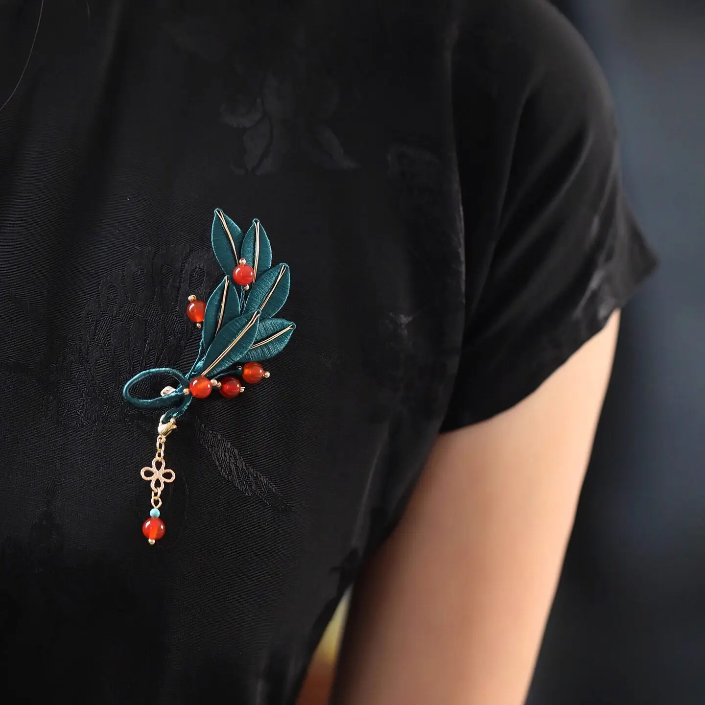 Handmade Chinese Style Wrapped Leaf Brooch Red Beads Detachable Tassel Retro Elegant Pin For Women Hanfu Cheongsam Dress Apparel