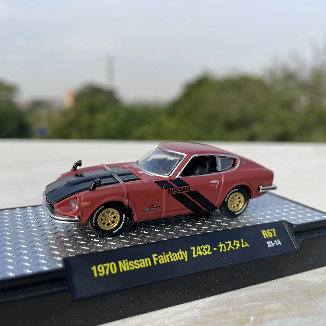 Diecast 1:64 Scale Nissan Z432 Sports Car Alloy Car Model Collectible Toy Gift Souvenir Display Ornament