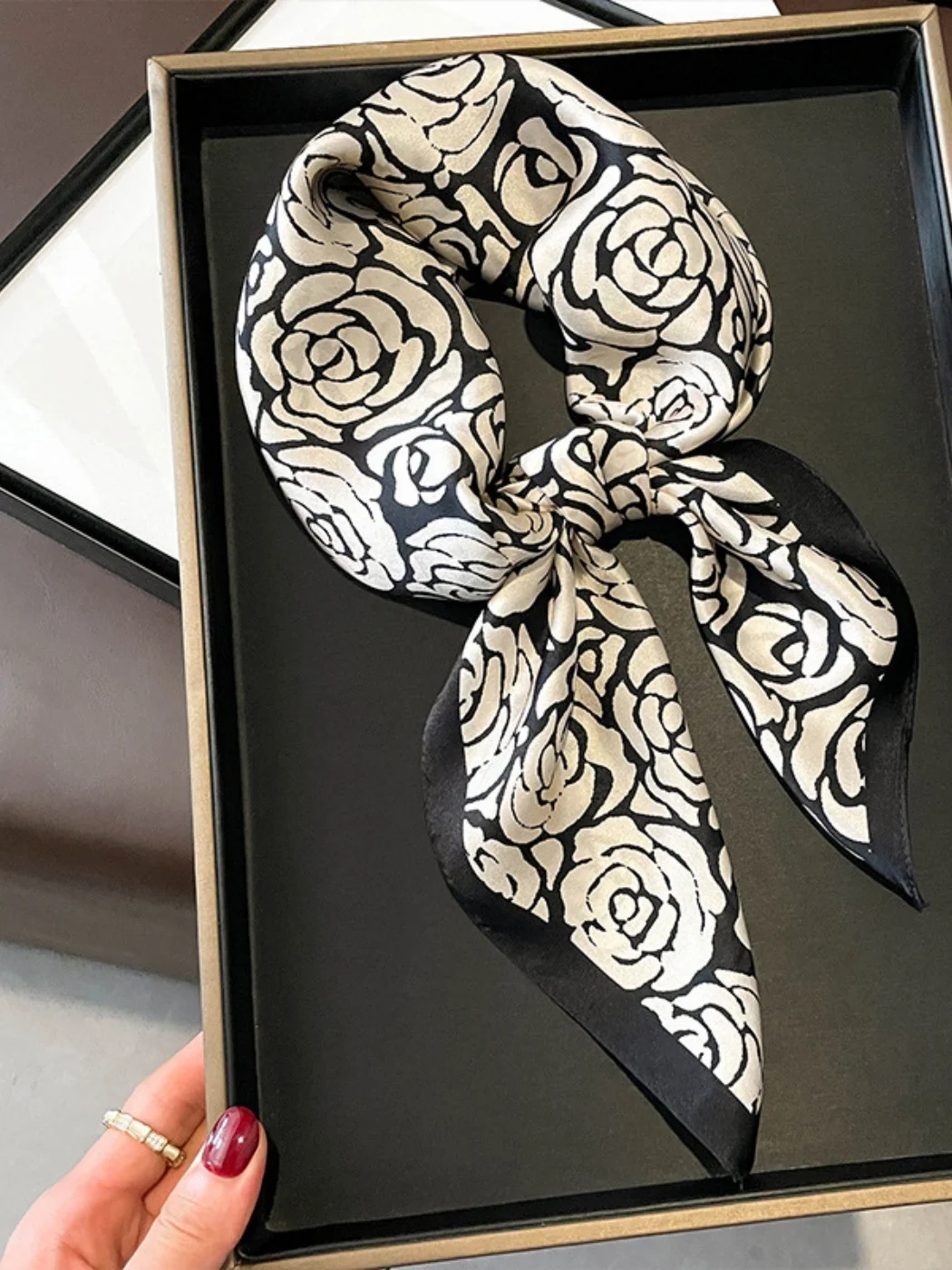 春夏椿マルベリーシルクスカーフ女性のファッショナブルな軽量スクエアネック保護スモールスカーフグレーティ