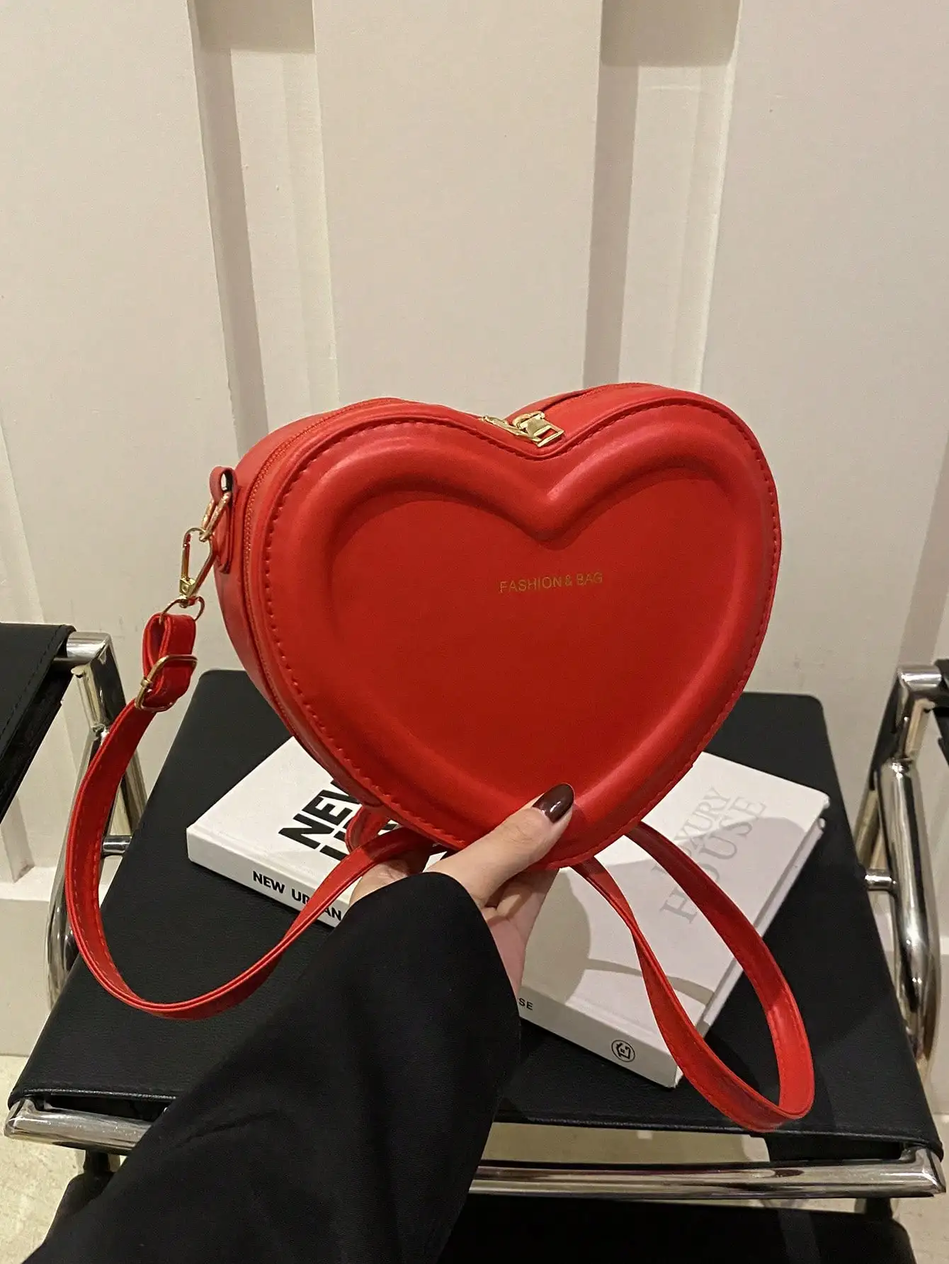 

Red Heart-Shaped Faux Leather Crossbody Bag for Women, Minimalist Clutch Purse