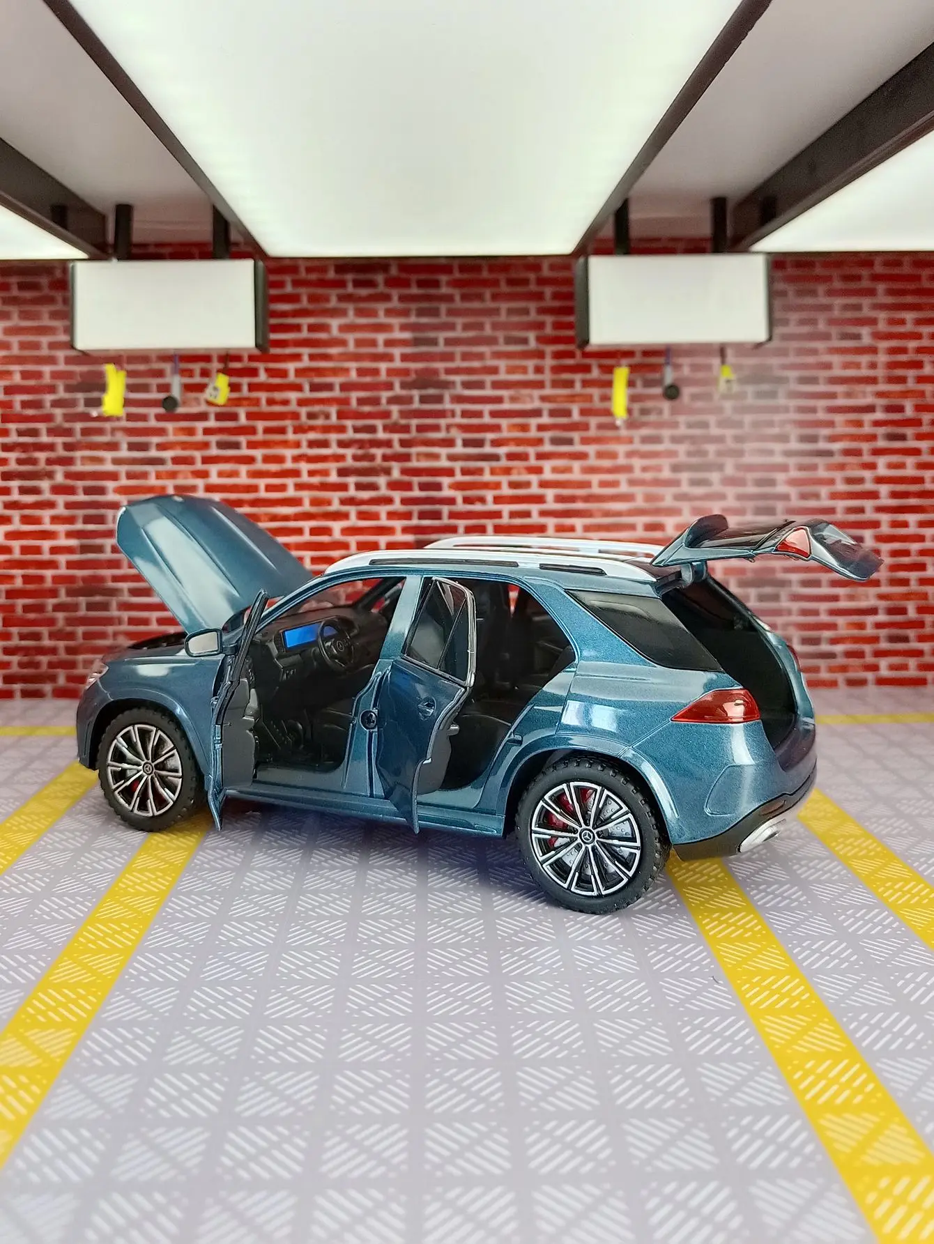 Mercedes-Benz GLE SUV Diecasts en alliage et véhicules jouets, modèle de voiture, son et lumière, dos côtelé, cadeaux pour enfants, 1:24