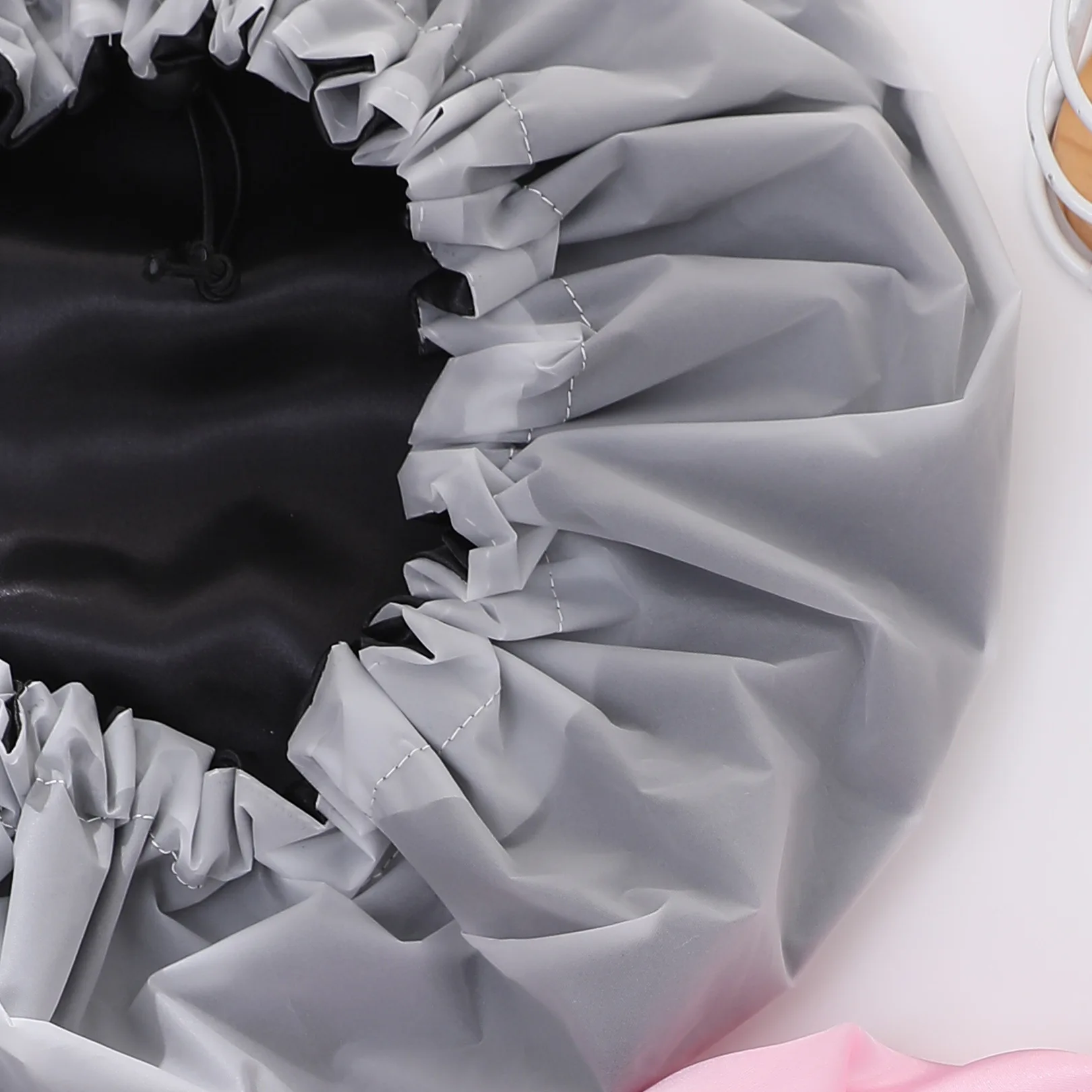 Gorro de ducha ajustable con cordón de gran tamaño de doble capa con satén negro impermeable + material PEVA