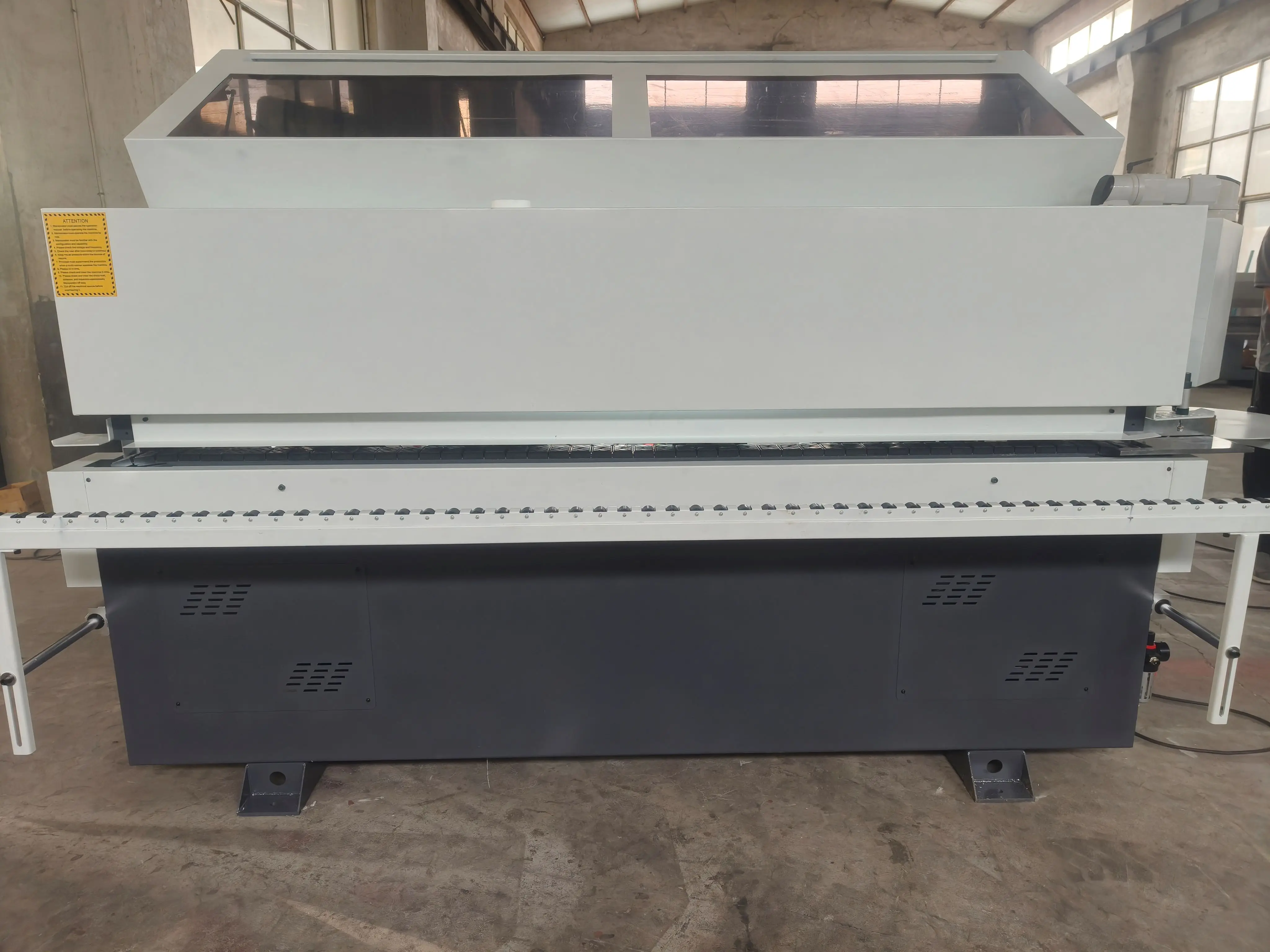 Automatyczna maszyna do obróbki krawędzi PVC z pięcioma funkcjami klejenia krawędzi do zakładów produkcyjnych paneli na bazie drewna