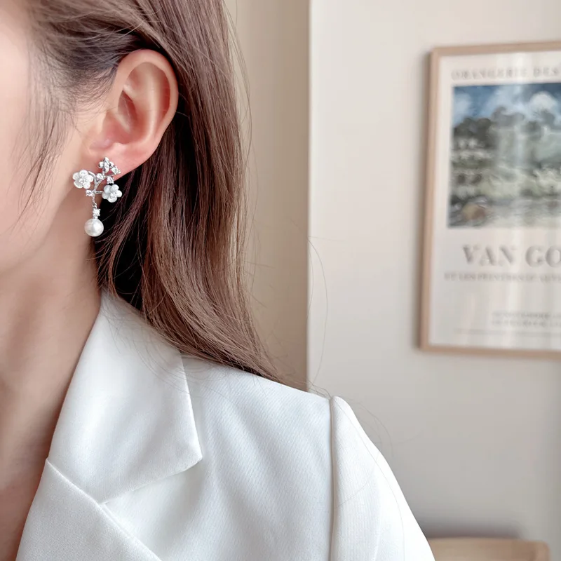 Новые элегантные и нишевые серьги высокого класса 2025 года имеют маленькие серьги и изысканные серьги-гвоздики с цветком сливы.