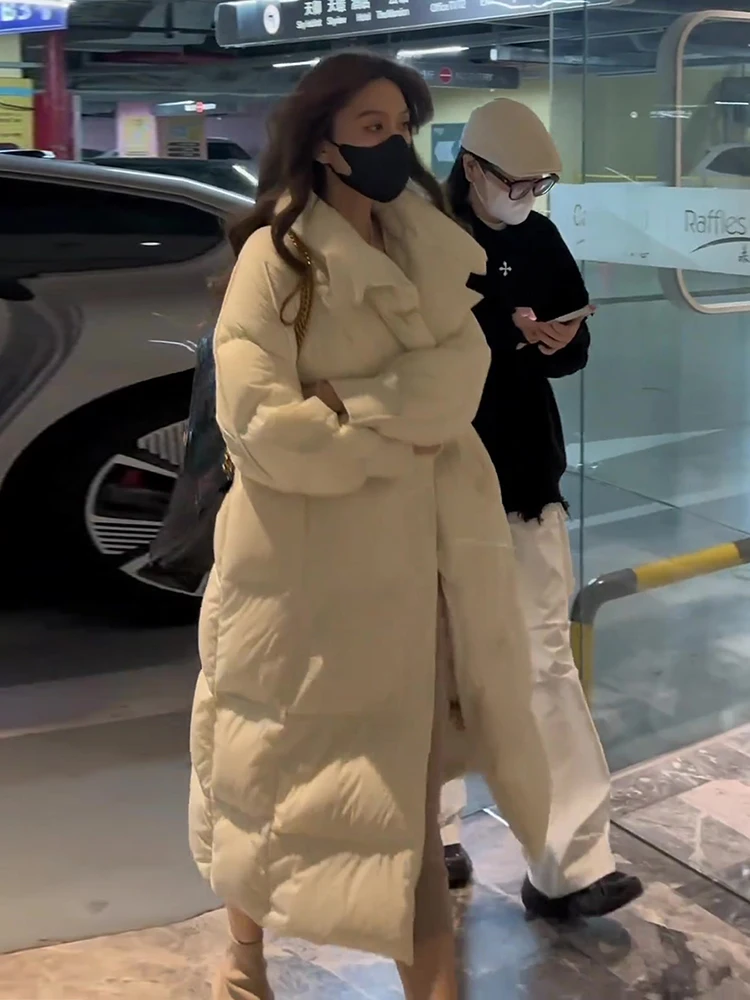 

Модное белое пуховое пальто средней длины для женщин, новинка зимы 2025, утепленное, с длинными рукавами и воротником-стойкой