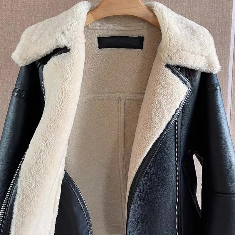 معطف فرو الأغنام الطبيعي الحقيقي للجلد بالكامل بياقة مقلوبة معطف نسائي شتوي سميك ودافئ على طراز الدراجة النارية