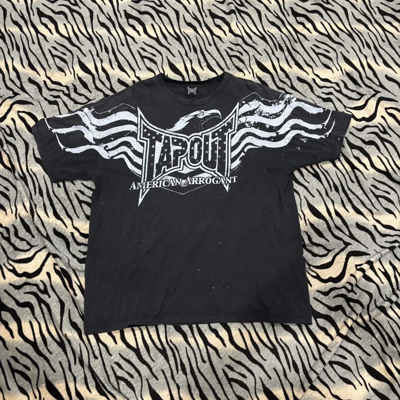 

Черная мужская футболка Tapout 2000-х годов с белыми крыльями и принтом американского флага, уличная одежда в стиле ретро, топ в городском стиле для спортзала на открытом воздухе