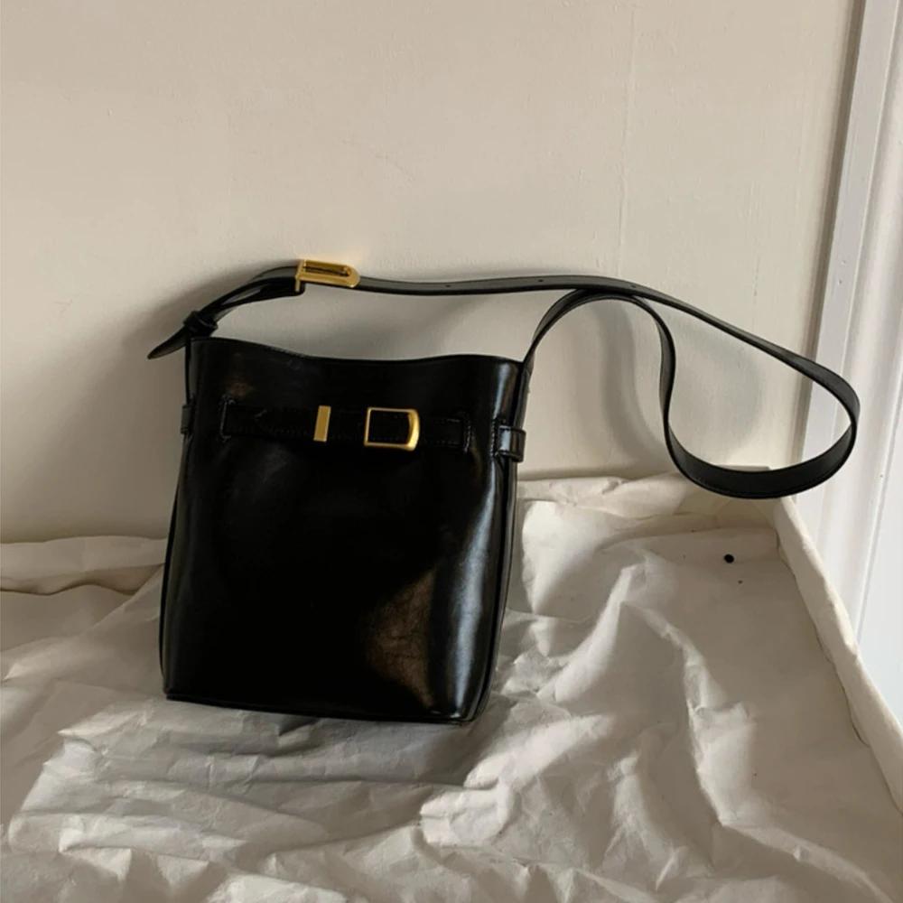 2024 New Niche Design Oil Wax Skin Small Water Bucket Bag for Women Retro One Shoulder Crossbody Casual Small Bag