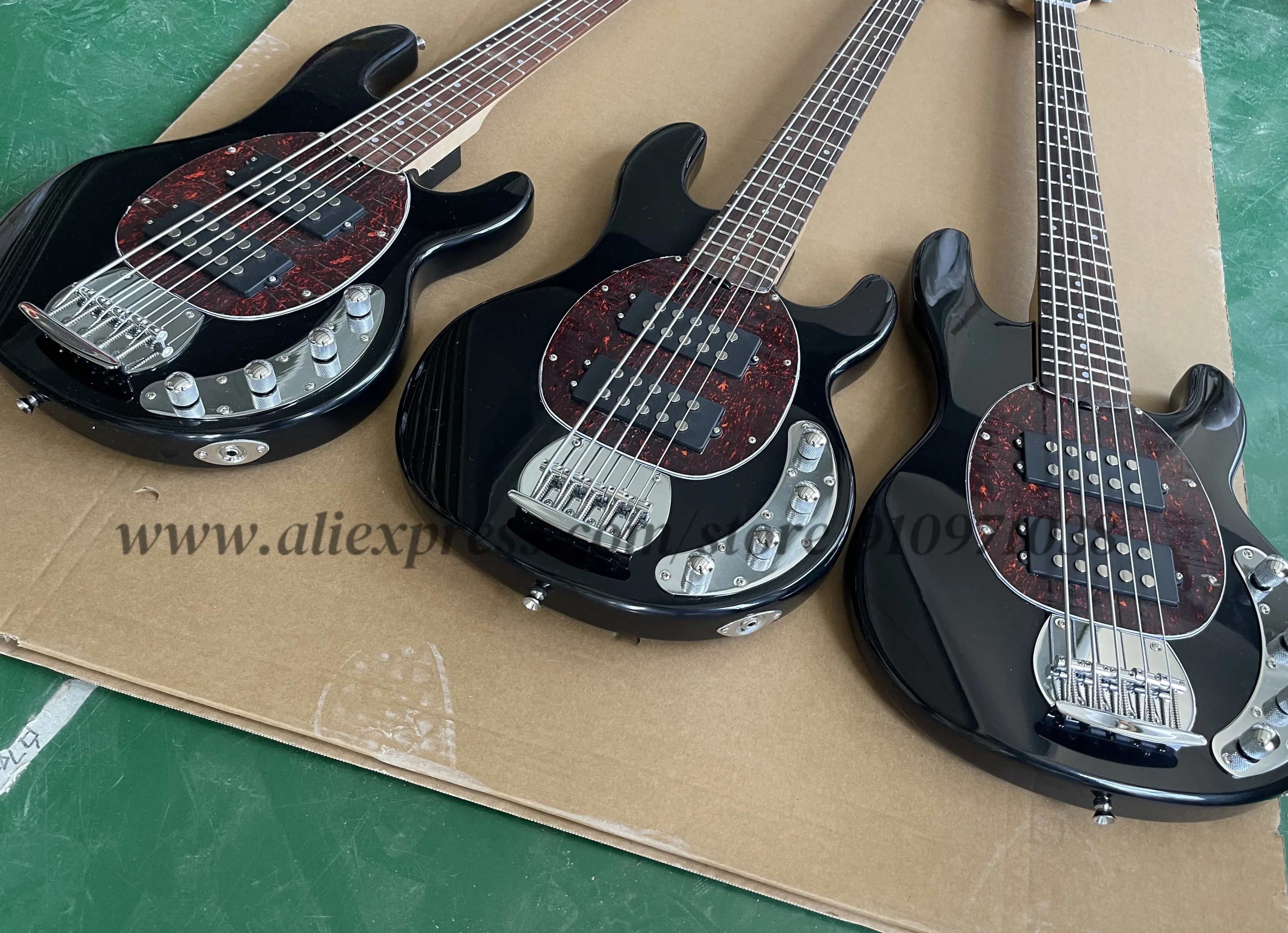 

Classic 5 string black bass, solid wood body, maple neck, fixed bridge, red turtle shell pickup board, active battery