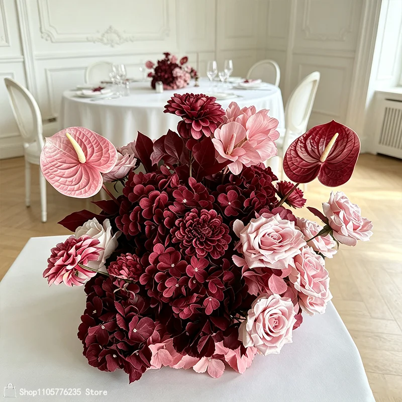 Künstliche Rosen-Hortensien-Anthurien Luxuriöses Blumenarrangement in Burgunderrot und Rosa für Hochzeitstisch, Bankett, Event und Partydekoration – Detail 6