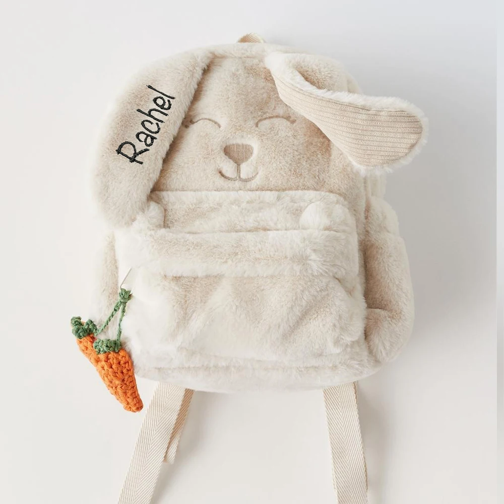 Mochila personalizada de felpa Beige para mujer, bolsa de regalo bordada con nombre, Linda zanahoria colgante, oreja de conejo