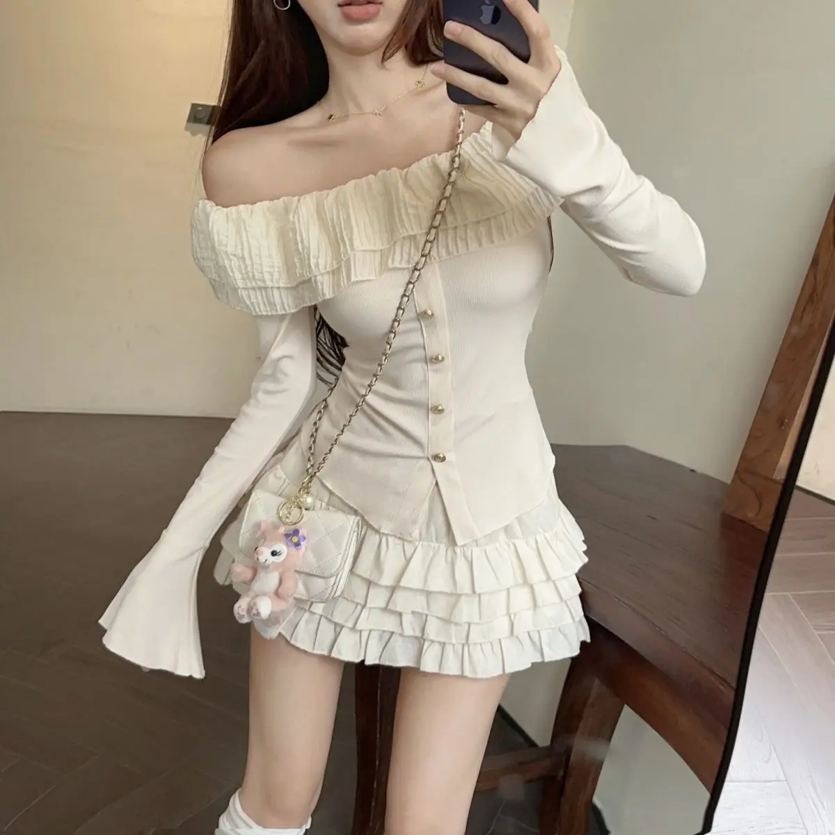 

Черные милые женские футболки в Корейском стиле с открытыми плечами, тюлевые лоскутные женские футболки с расклешенными рукавами, осенние тонкие новые женские укороченные топы с разрезом