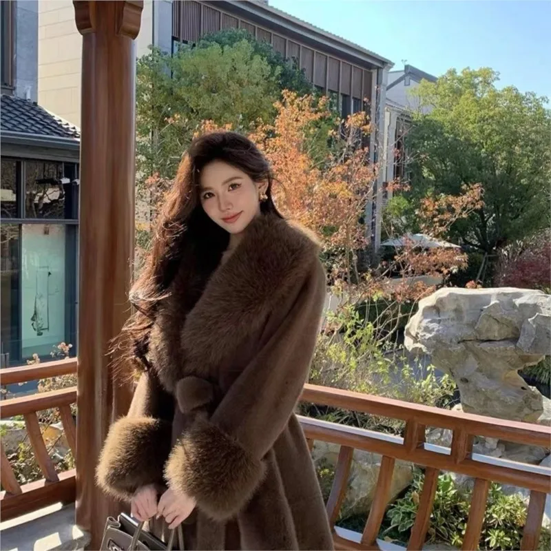 معطف الفرو الجديد متوسط الطول هو أنيق الكل في واحد