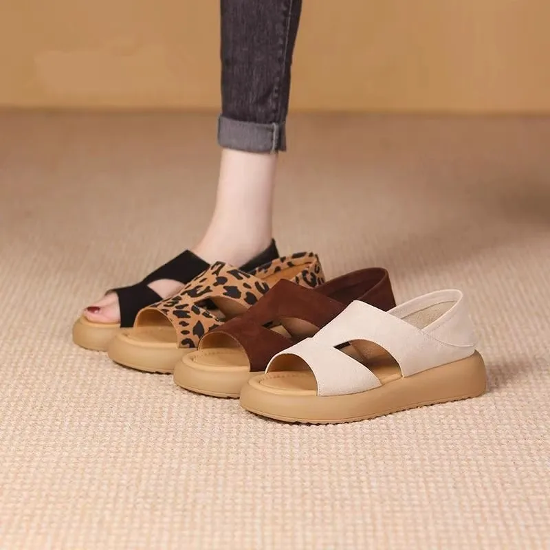 

2023 летние новые женские повседневные сандалии, летняя обувь, модные модельные пляжные туфли на резиновой подошве, женские маленькие сандалии с леопардовым принтом