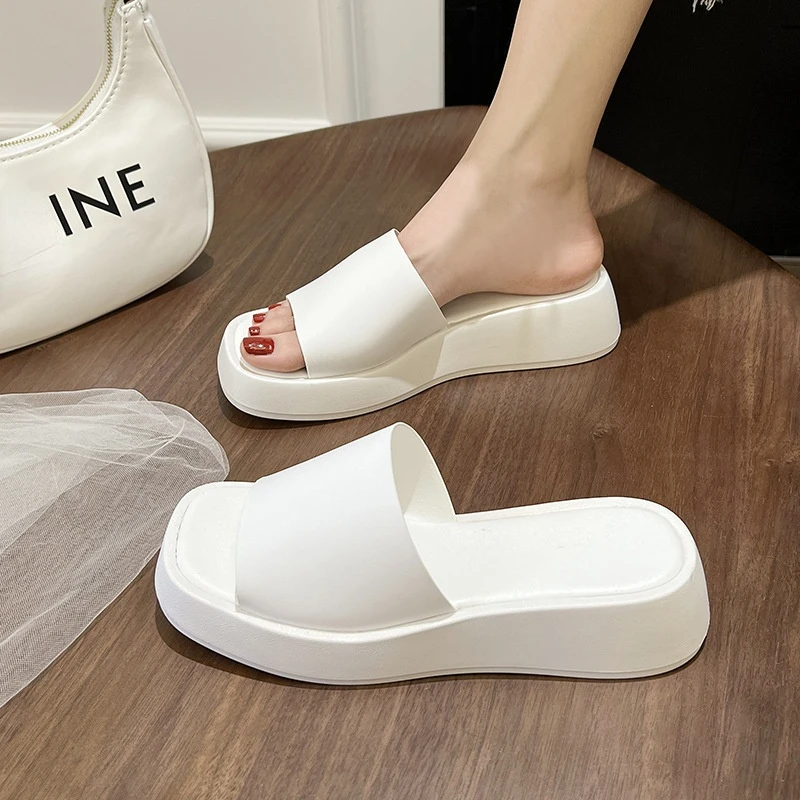 Slippers Dames Dikke Onderkant Sleehak Bovenkleding 2024 Zomer Nieuwe Mode Biscuit Platte Teenslippers