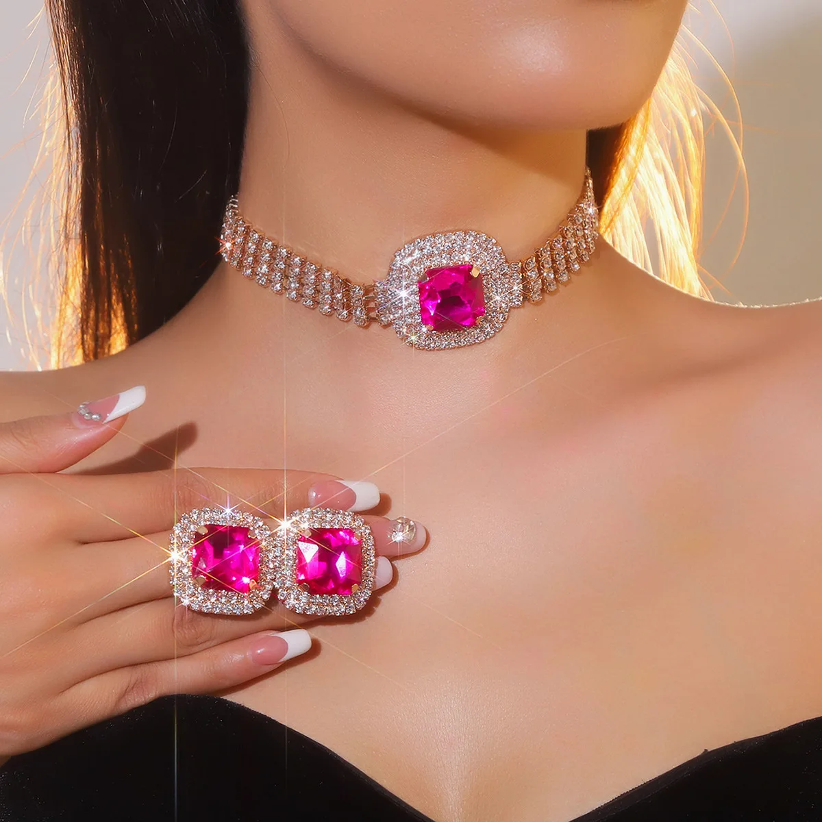 Hochwertige luxuriöse glänzende Glas-Strass-Halskette und Ohrringe, zwei Sets, Brautschmuck für Hochzeiten.