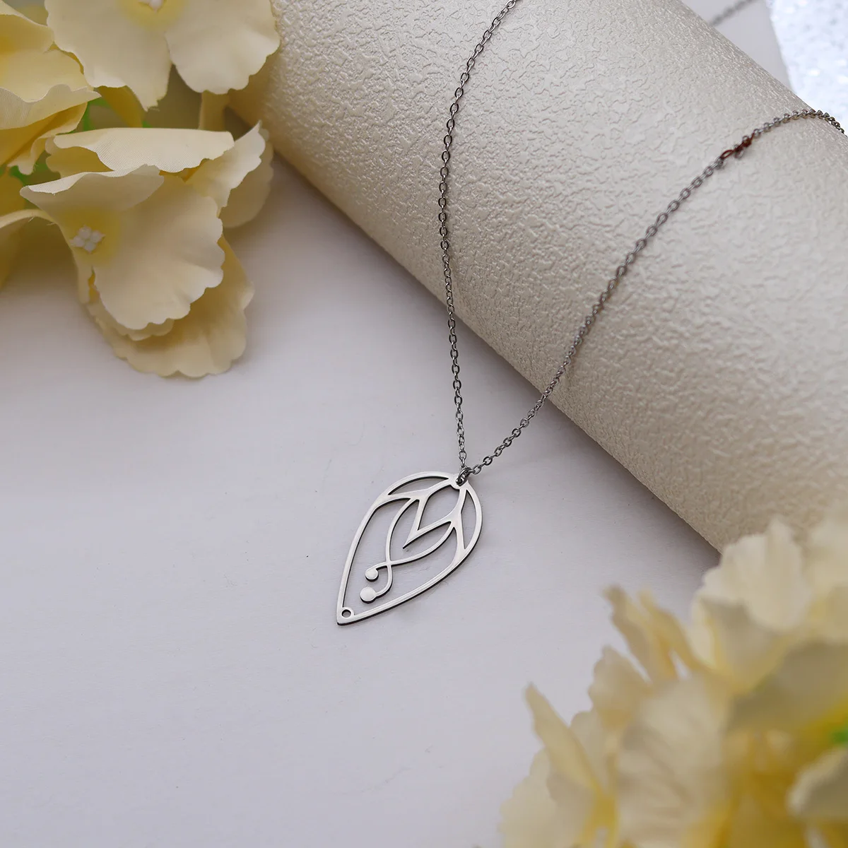 

Cxwind Hollow Large Leaf Pendant Stainless Steel Necklace Women's Simple And Natural Plant Protection Gift Jewelry Gifts