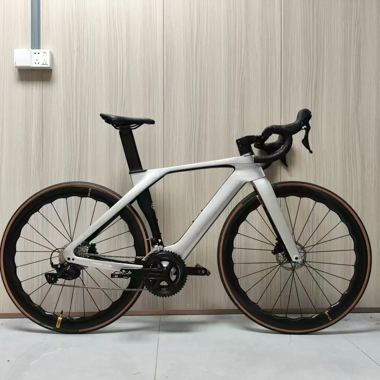 QQA BXT-145 Carbon Fiber Road Bike Breaking Wind 2 × 12 Speed Shimano 105 R7120 Hydraulic Disc Brake, Full Carbon Fiber Frame, R