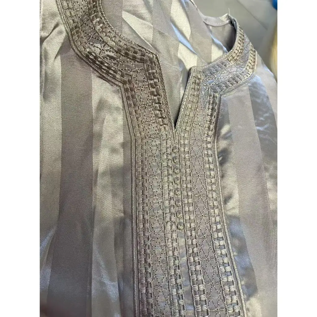 Abito musulmano da uomo Jubba Thobe Arabia Saudita Caftano Abito a righe larghe Mezza manica ricamata