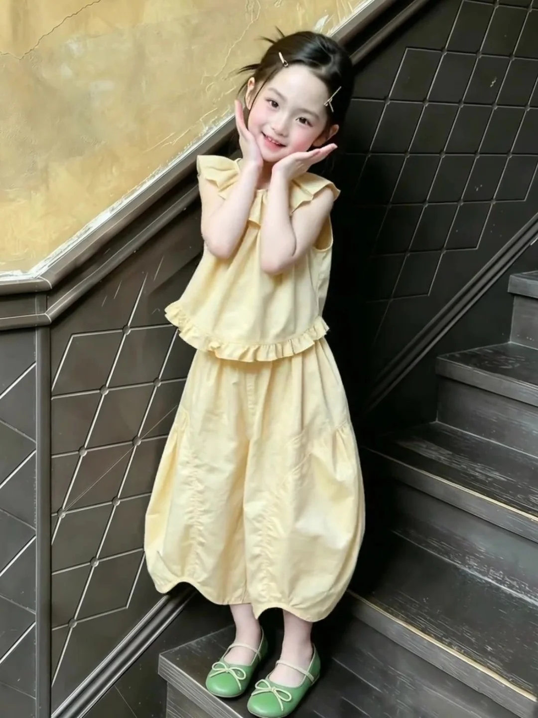 completo-estivo-per-ragazze-in-stile-coreano-top-sottile-senza-maniche-con-decorazioni-floreali-e-pantaloni-a-lanterna-colore-giallo-carino-per-bambine