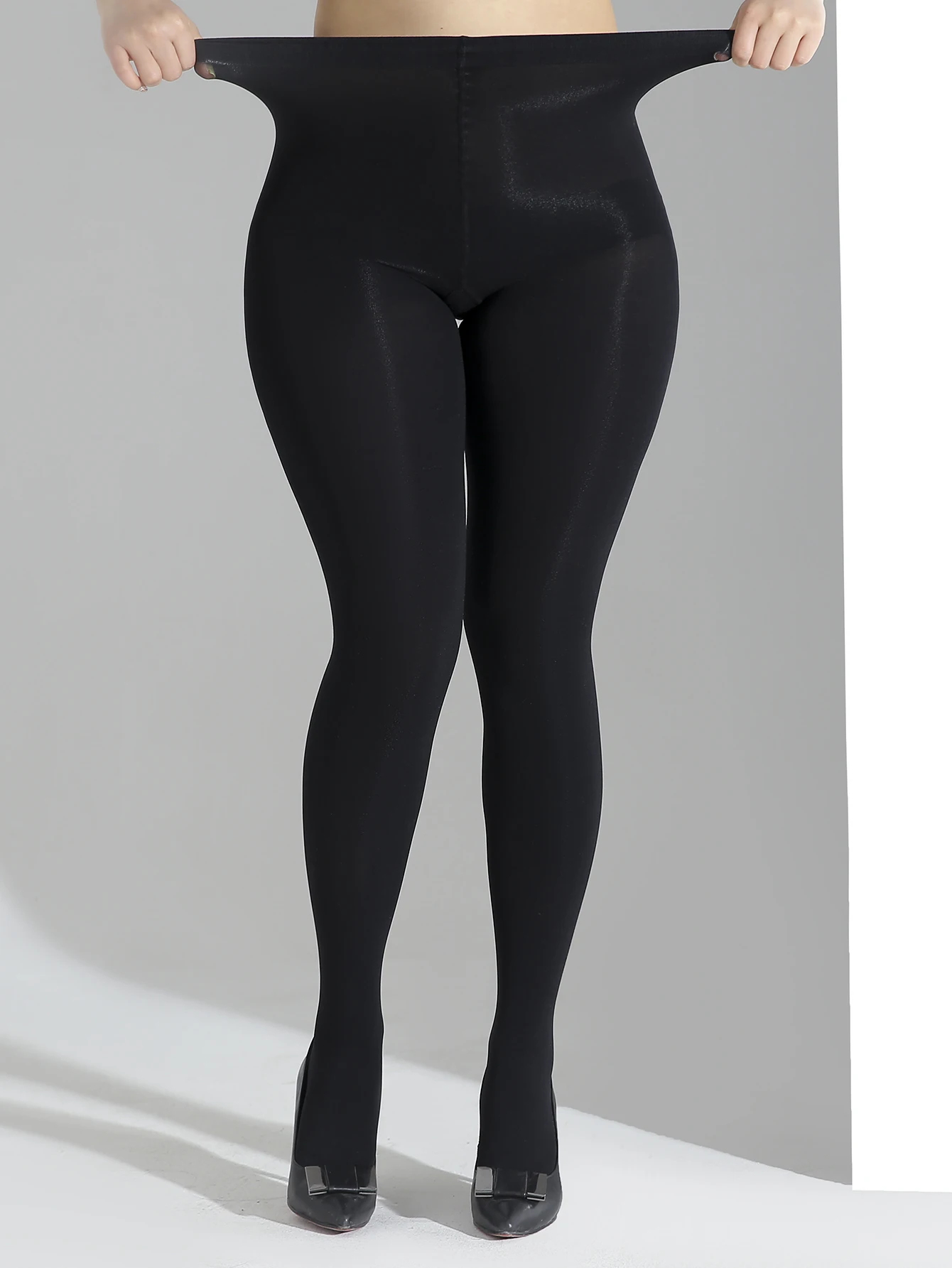 Ein Paar Damen-Strumpfhosen mit Übergröße und Dünnem, Durchdringendem Stoff – Detail 2